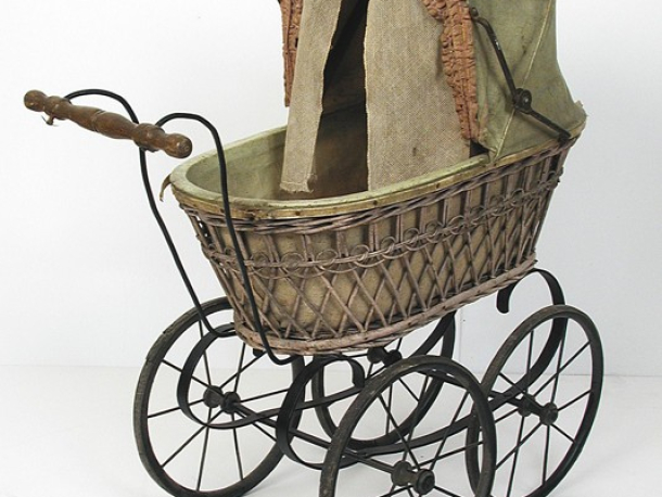 Kočárek na panenky. Stav před restaurováním.