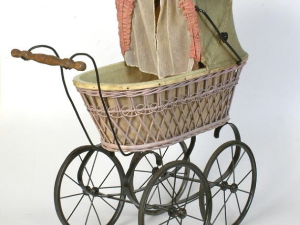 Kočárek na panenky. Stav po restaurování