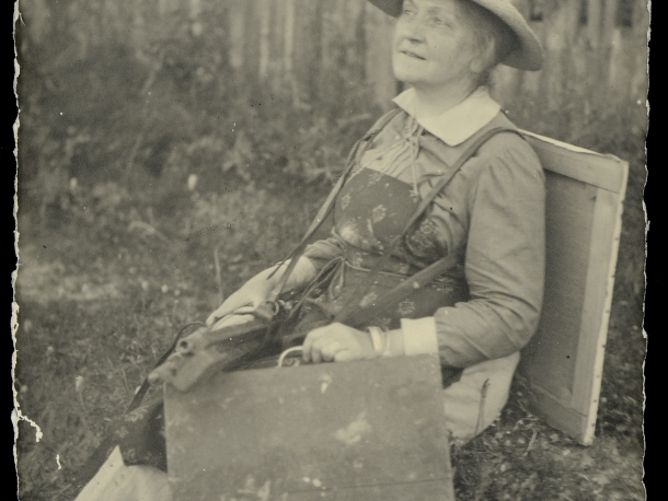 Zdenka Braunerová na cestách s paletou na zádech, kolem roku 1918, 14 x 9 cm