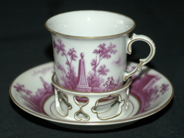 Koflík s miskou „trembleuse“ na čokoládu, porcelán, značený, 3. čtvrtina 18. století, Φ 7 cm.