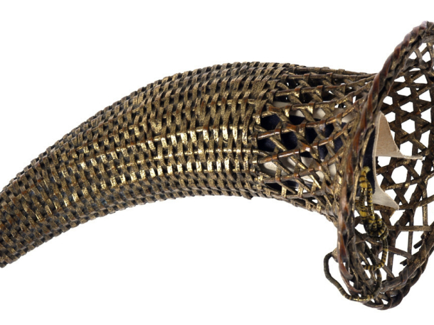 Vánoční ozdoba ve tvaru rohu hojnosti, drážďanská lepenka, Německo, poslední třetina 19. století, d. 9 cm.