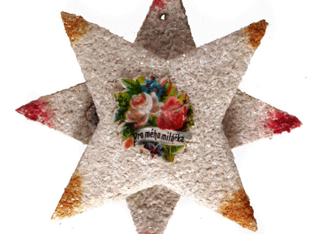 Vánoční ozdoba ve tvaru hvězdy, karton sypaný balotinou, Železnobrodsko, 2. třetina 20. století