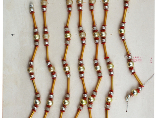 Vzorník dutých skleněných perlí na kartonu, sklo, Jablonecko, 2. třetina 20. století