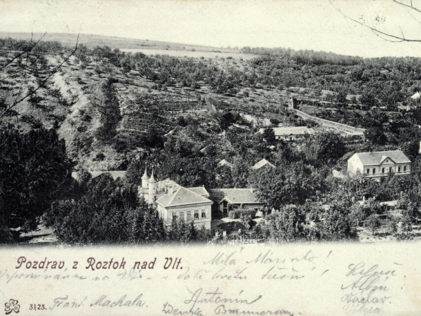 Pozdrav z Roztok nad Vlt., pohlednice, Tiché údolí s pohledem na vilu čp. 10, adresováno Marii Bráfové od přátel Zdenky Braunerové, cca 1910, 9 x 13 cm