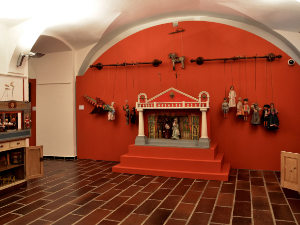 Výstava Kašpárkův svět. Rodinná loutková divadla ve Středočeském muzeu v Roztokách u Prahy