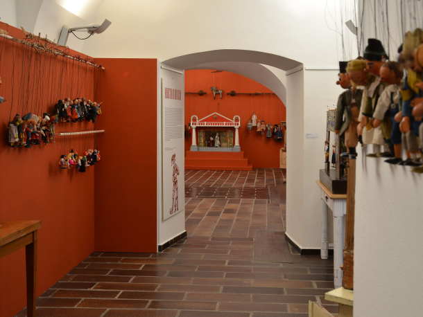 Výstava Kašpárkův svět. Rodinná loutková divadla ve Středočeském muzeu v Roztokách u Prahy