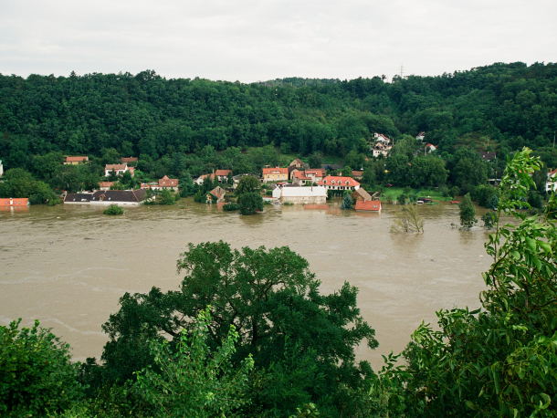 Pohled na Klecany srpen 2002