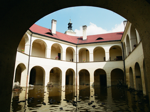 Nádvoří zámku srpen 2002