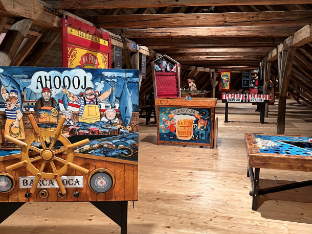 Středočeské muzeum v Roztokách u Prahy_ Kočovná herna Sládkovna