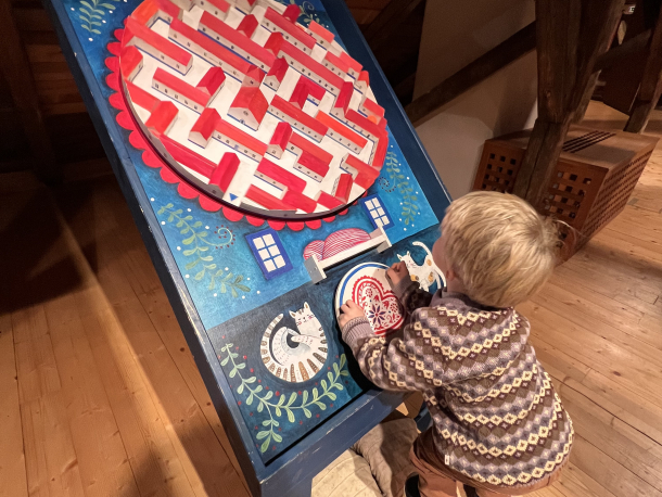 Středočeské muzeum v Roztokách u Prahy_ Kočovná herna Sládkovna