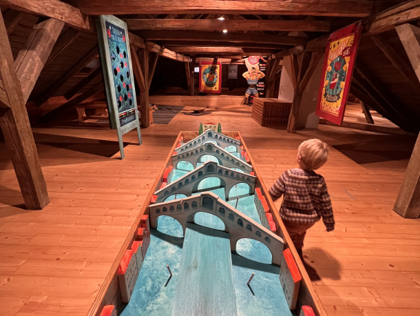 Středočeské muzeum v Roztokách u Prahy_ Kočovná herna Sládkovna