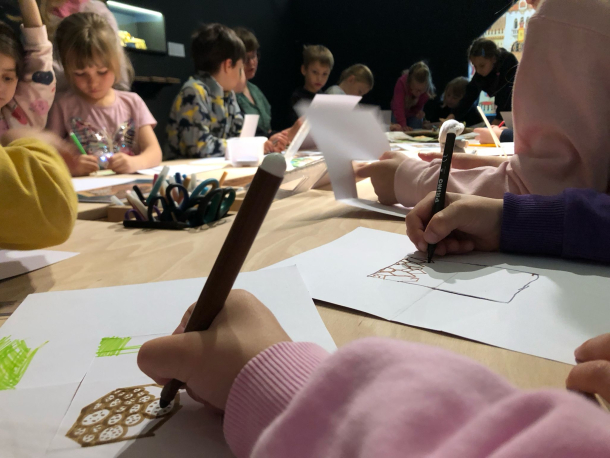 výtvarná část lektorského programu Hýbačky z papíru