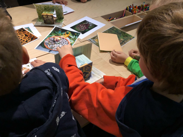 výtvarná část lektorského programu Hýbačky z papíru