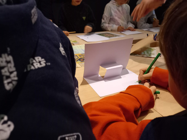 výtvarná část lektorského programu Hýbačky z papíru