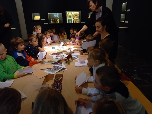 výtvarná část lektorského programu Hýbačky z papíru