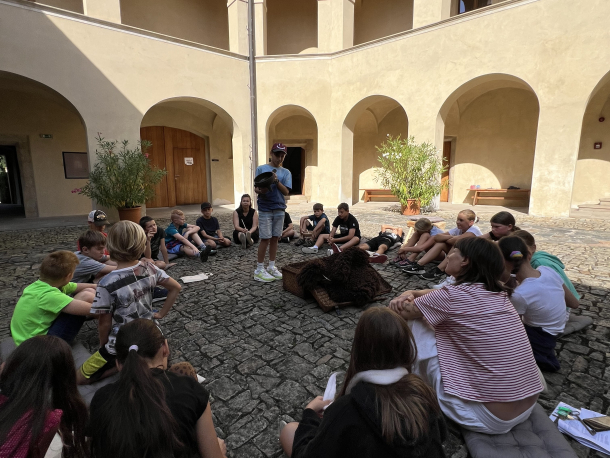 zkoumání replik v prostorách roztocké tvrze