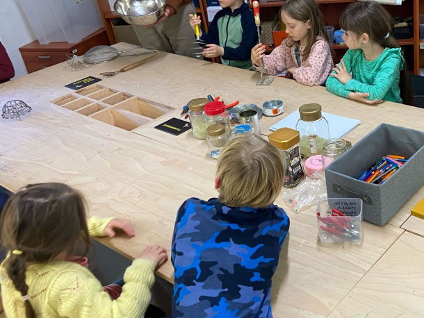 Projektový den | Příběh dráteníka - Z Kysuce až na kraj světa