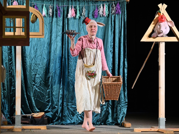 Divadelní představení pro děti Tři prasátka v podání Pruhovaných panenek v rámci festivalu Léto na zámku ve Středočeském muzeu v Roztokách u Prahy