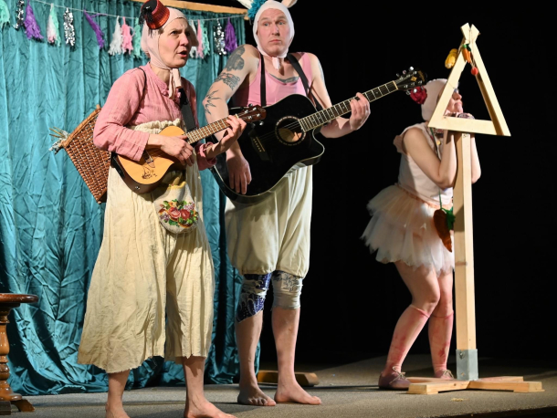 Divadelní představení pro děti Tři prasátka v podání Pruhovaných panenek v rámci festivalu Léto na zámku ve Středočeském muzeu v Roztokách u Prahy