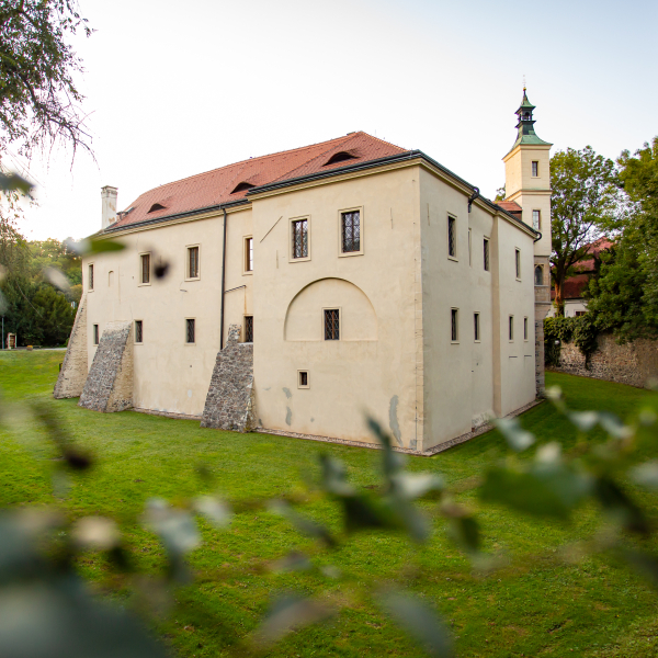  Zámek Roztoky u Prahy