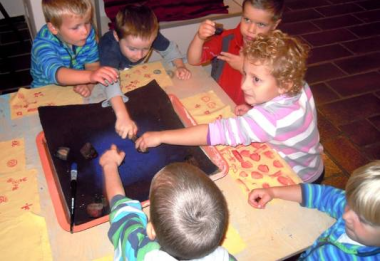 Tiskařskou barvířskou dílnu si už vyzkoušely třeba děti z MŠ v Úněticích