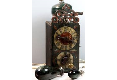 Celodřevěné hodiny s předním kyvadlem a původním skleněným závažím (2. pol. 18. století)