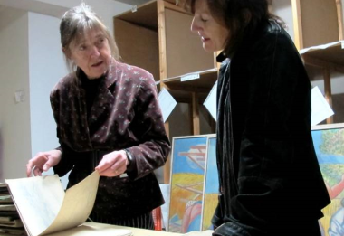 Isabellu Monzini v depozitáři roztockého muzea doprovázela historička Marcela Šášinková.