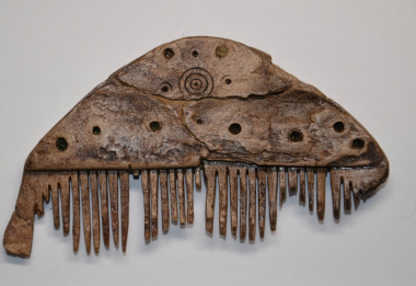 Kostěnný hřeben, ml. doba římská (počátek 4. století n. l.) – stav po restaurování