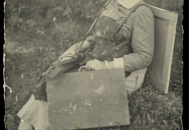 Zdenka Braunerová na cestách s paletou na zádech, kolem roku 1918, 14 x 9 cm