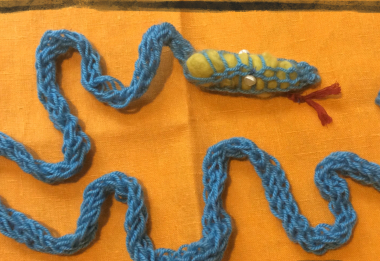 Výtvarka z muzea | Vlněný had