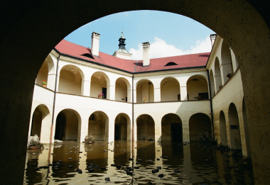 Nádvoří zámku srpen 2002